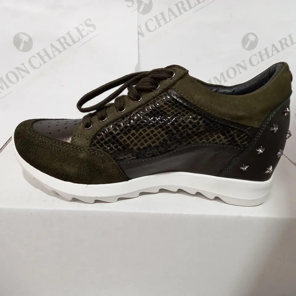 BOXED PAIR OF MODA KHAKI TRAINERS - SIZE 3