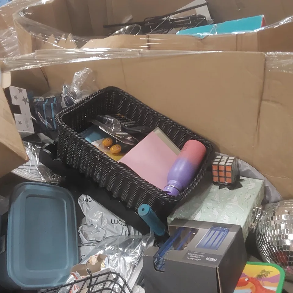 PALLET CONTAINING A VERY LARGE QUANTITY OF ASSORTED CONSUMER PRODUCTS INCLUDING: HIGHBALL GLASSES, RUBIK'S CUBE, DISCO BALL ECT