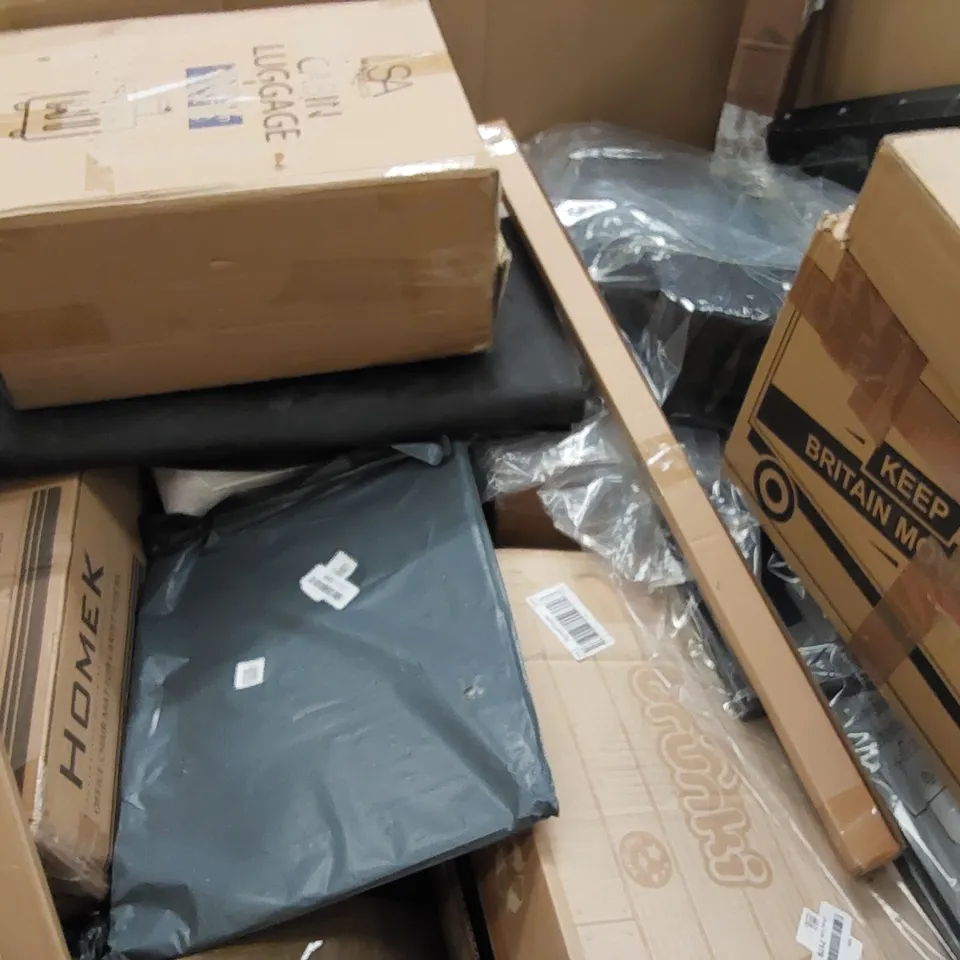 PALLET OF ASSORTED ITEMS INCLUDING: CEILING LIGHT, BEDDING, SUITCASE, LARGE CUSHION 