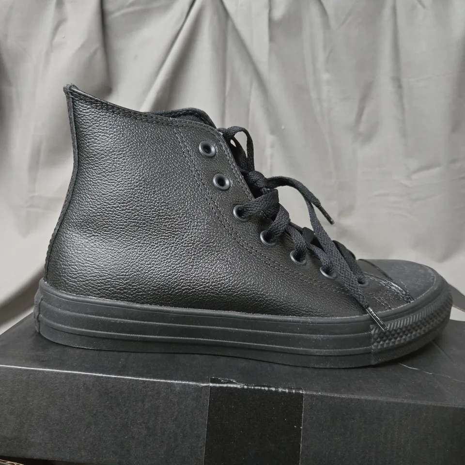 CONVERSE HI TOP TRAINERS IN BLACK - SIZE 6