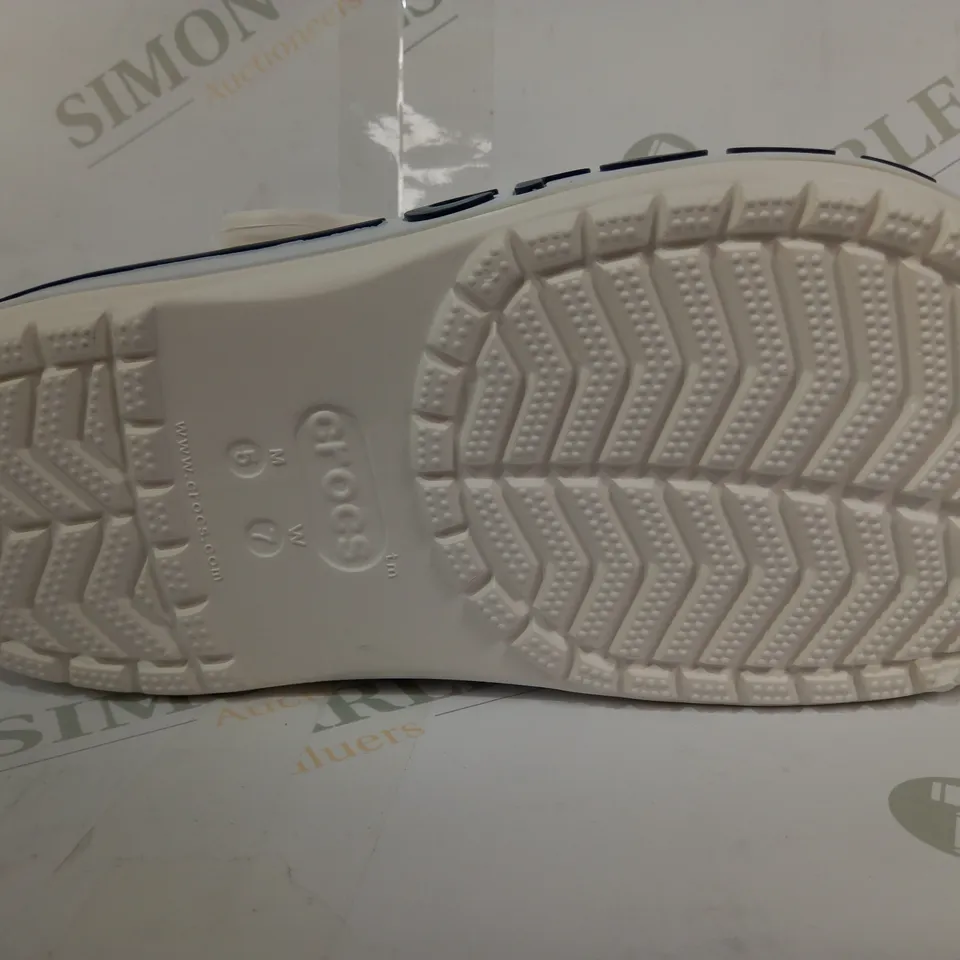 PAIR OF CROCS BAYABAND CLOGS IN WHITE/NAVY UK SIZE M4/W5