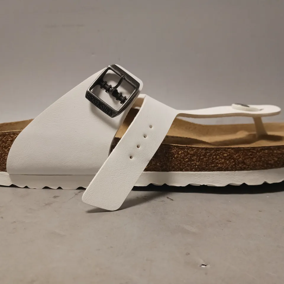 BOXED PAIR OF BIRKENSTOCK GIZEH BS TOE-POST FOOTBED SANDALS IN WHITE UK SIZE 9