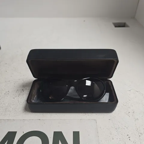 VINCENT BOULEVARD SUNGLASSES IN BLACK CASE