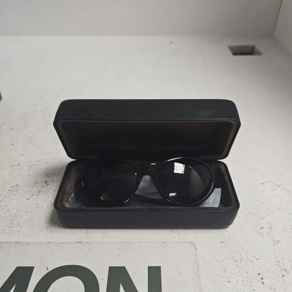 VINCENT BOULEVARD SUNGLASSES IN BLACK CASE