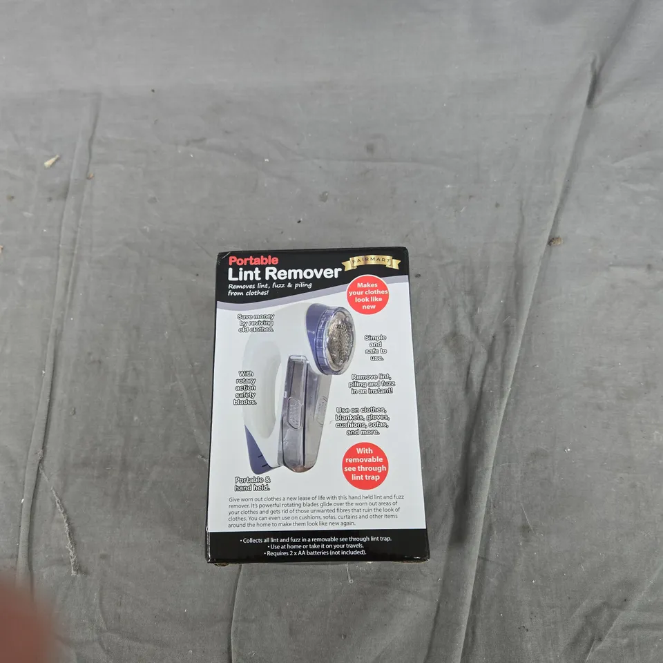 BOX OF APPROXIMATELY 12 ASSORTED ITEMS TO INCLUDE: RAINBOW PROJECTION LAMP AND LINT REMOVER