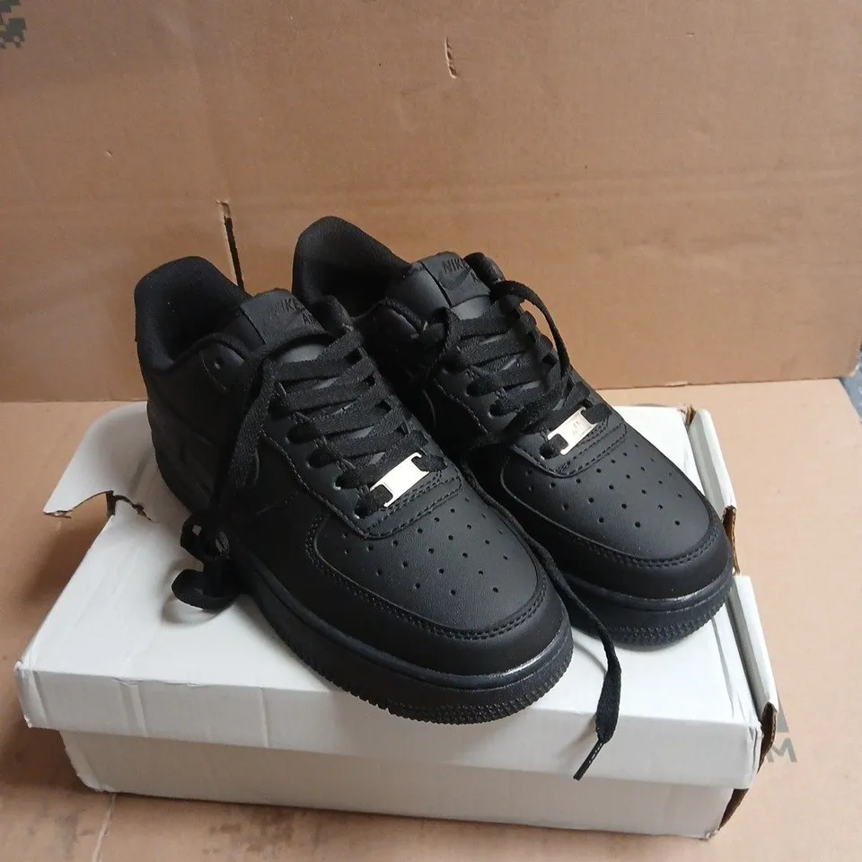 NIKE AIR FORCE 1 BLACK TRAINERS BOXED SIZE 5.5