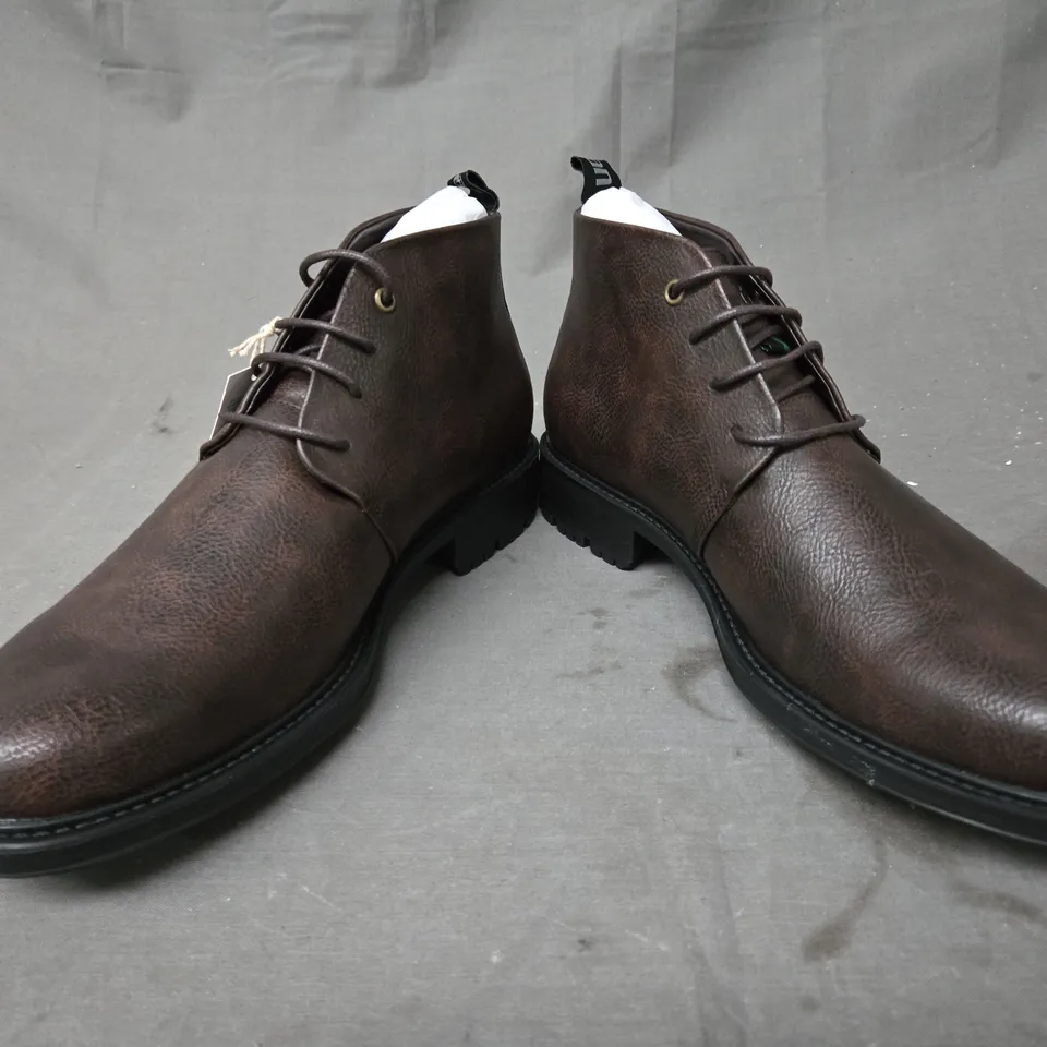 BOXED PAIR OF V.GAN CHUKKA SHOES IN BROWN EU SIZE 42