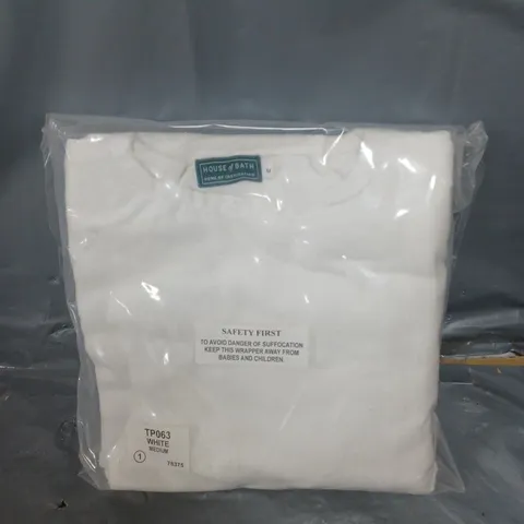 APPROXIMATELY 10 HOUSE OF BATH LUXURY BATH ROBES IN WHITE - M
