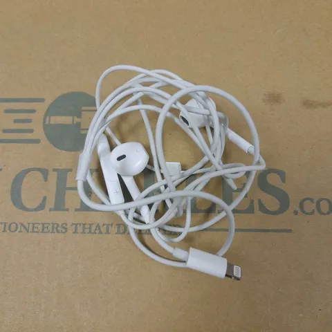 APPLE EARPODS LIGHTNING CONNECTOR EARPHONES