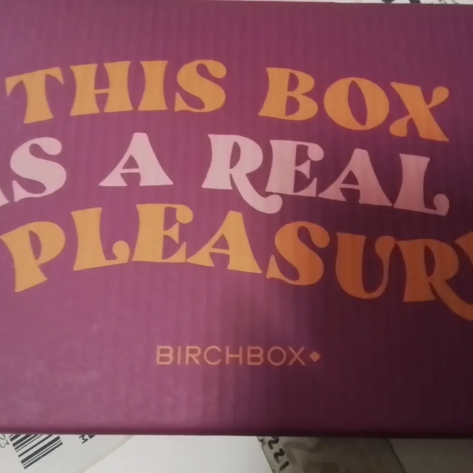 PALLET CONTAINING A LARGE QUANTITY OF EMPTY BIRCHBOX PACKAGING BOXES
