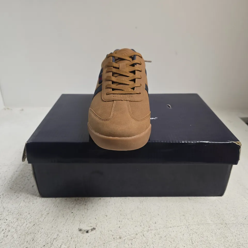 BOXED PAIR OF BEN SHERMAN KEELER SHOES IN TAN/NAVY SIZE UK 8