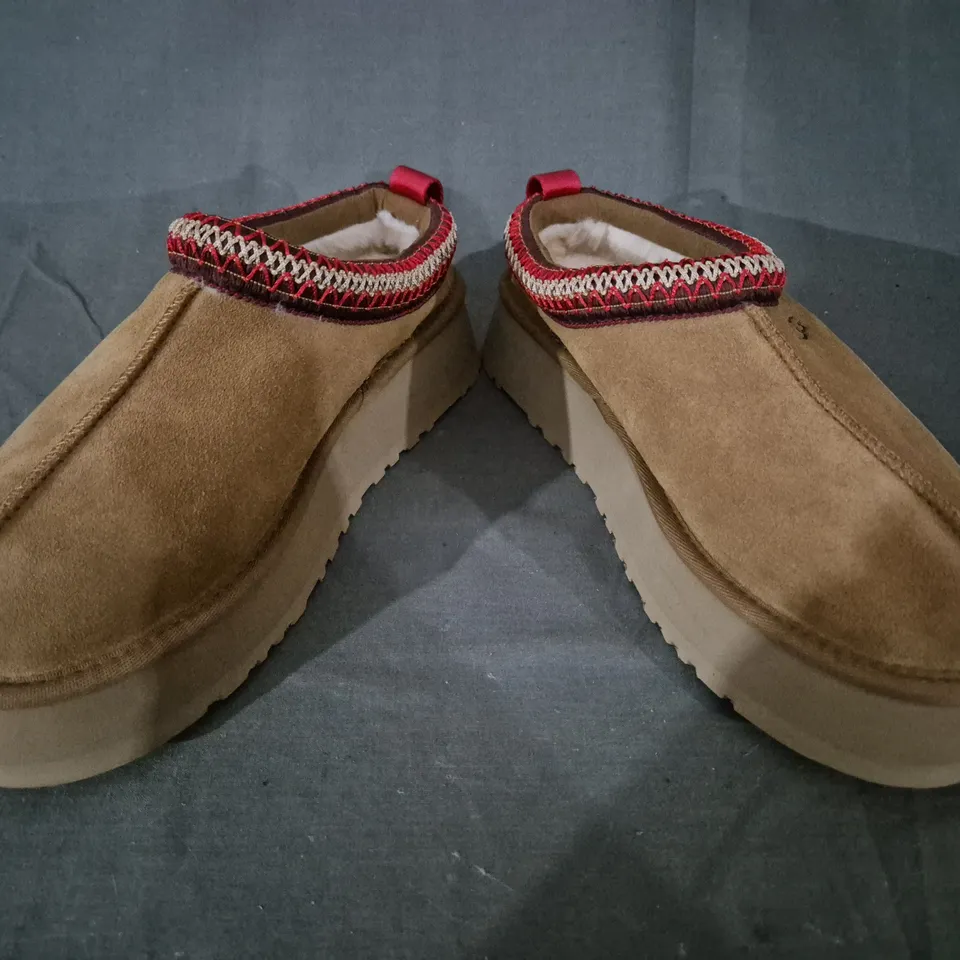 BOXED PAIR OF UGG SHOES IN TAN UK SIZE 7