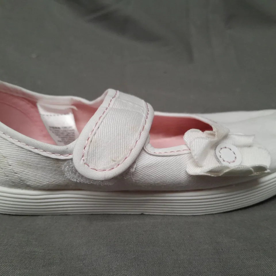 BOX OF APPROXIMATELY 20 PAIRS OF DESIGNER KIDS VELCRO STRAP SHOES IN WHITE W. FLOWER DETAIL IN WHITE - VARIOUS SIZES