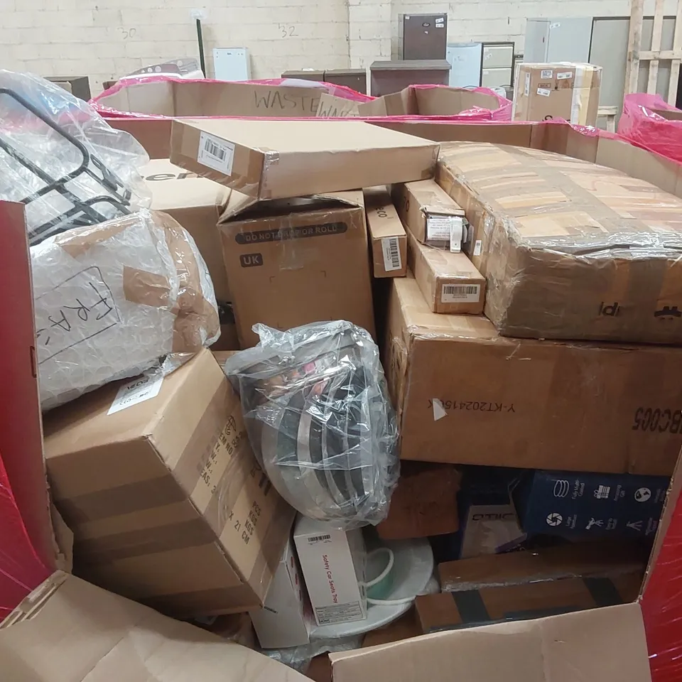 PALLET OF ASSORTED ITEMS TO INCLUDE: PLAYMOBI TOY, HP WIRELESS MOUSE AND KEYBOARD, BUG GUN, GAMING MOUSE MAT ECT