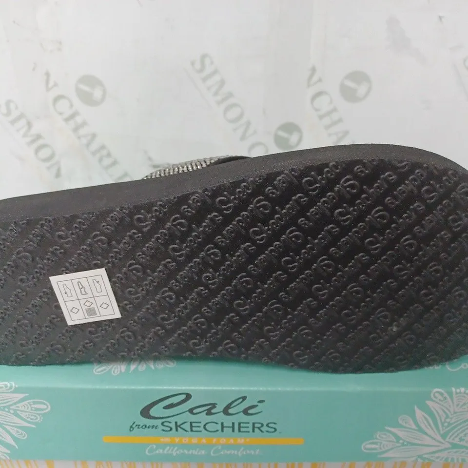 BOXED PAIR OF CALI FROM SKETCHERS YOGA FOAM STONE CANDY IN BLACK - UK 7