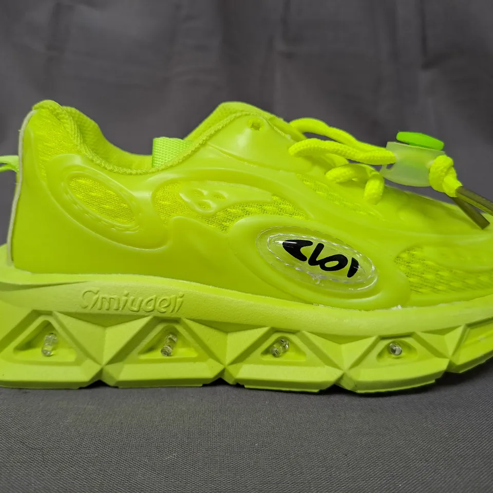 BOXED PAIR OF DESIGNER KIDS SHOES IN NEON GREEN EU SIZE 25