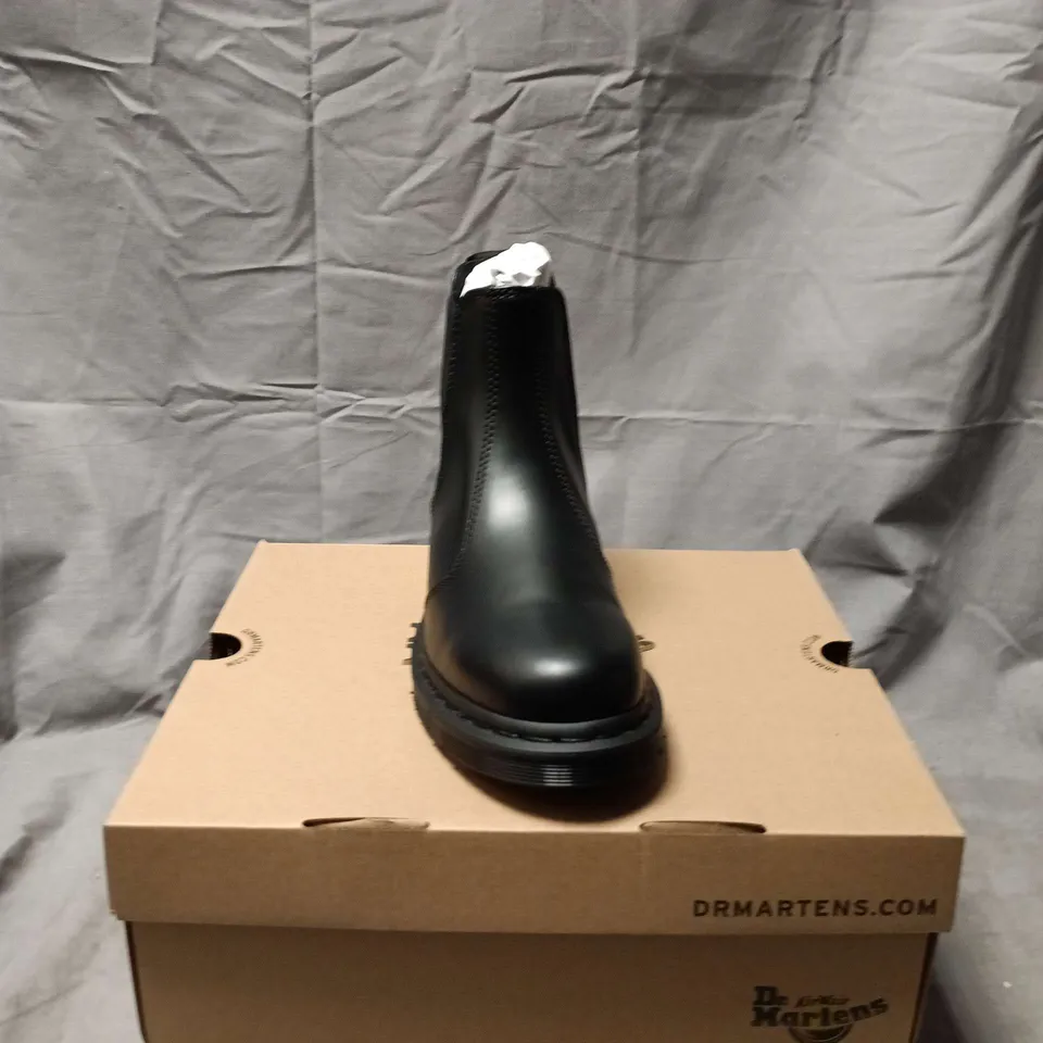 BOXED PAIR OF DR. MARTENS 2976 MONO BLACK SMOOTH CHELSEA BOOTS – UK 6½