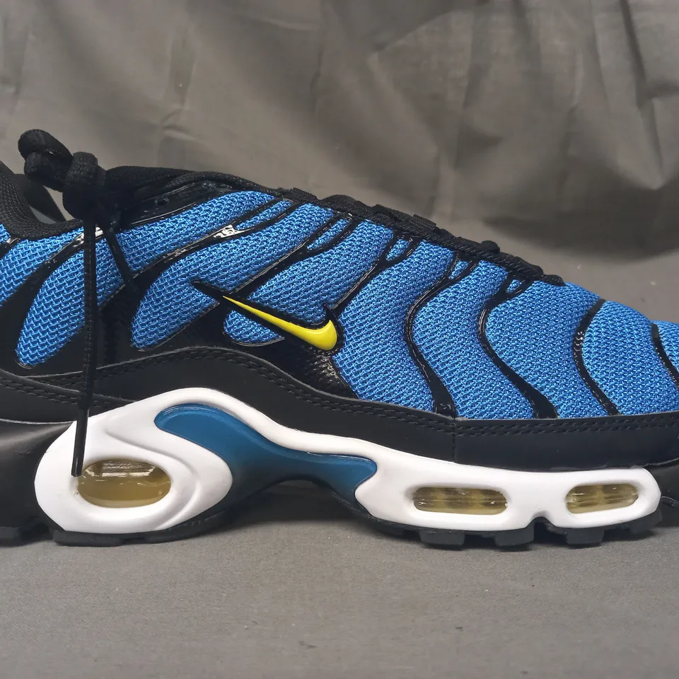 PAIR OF NIKE AIR MAX SHOES IN BLUE/BLACK UK SIZE 8.5