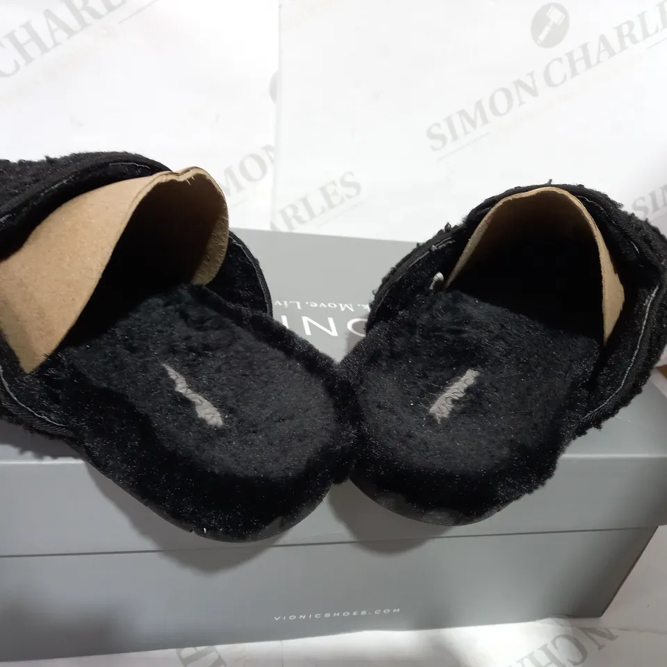 BOXED PAIR OF VIONIC BLACK BORG SLIPPERS  - SIZE 6