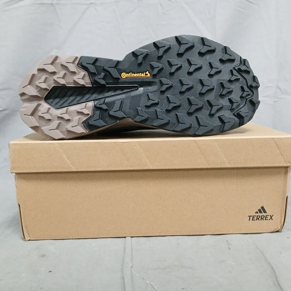 BOXED PAIR OF TERREX TRAILMAKER 2 GTX TRAINERS IN CARBON/PURPLE SIZE UK 7