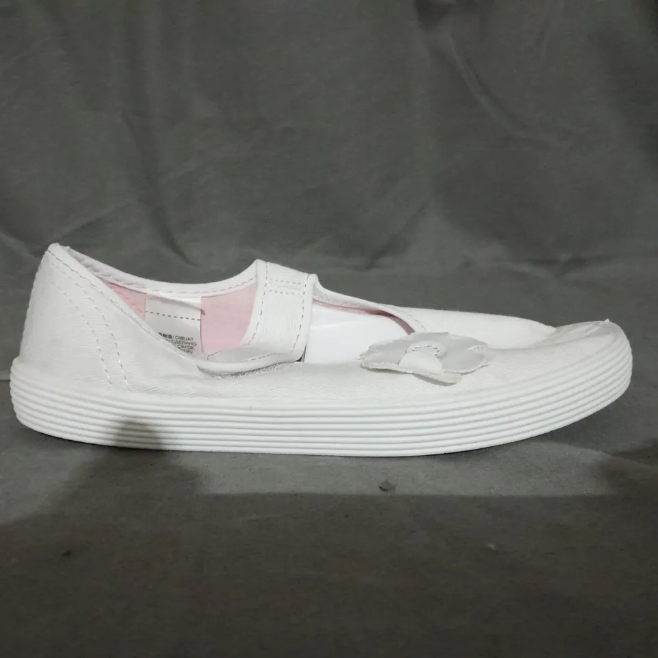 APPROXIMATELY 20 PAIRS OF KIDS PLIMSOLLS SIZE 11