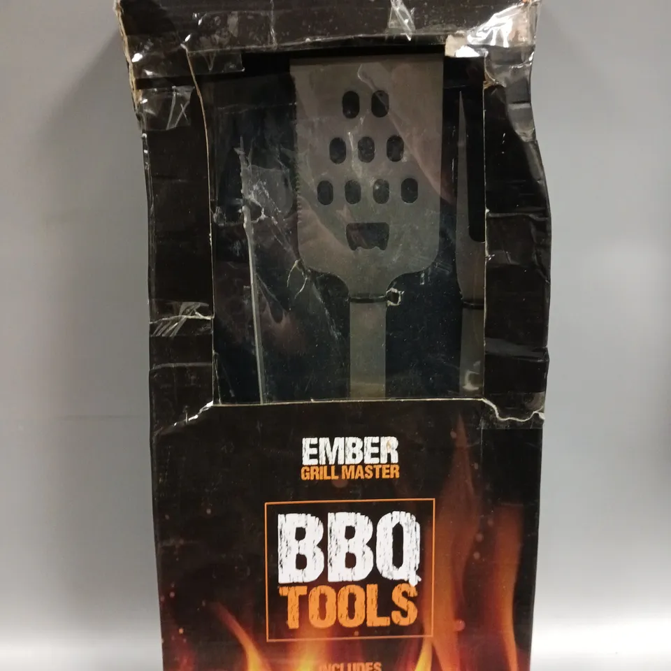 BOXED EMBER GRILL MASTER BBQ TOOL SET TO INCLUDE TONGS, SPATULA & FORK 