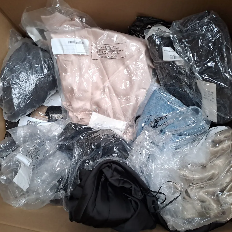 APPROXIMATELY 20 ASSORTED CLOTHING ITEMS IN VARIOUS STYLES AND SIZES 