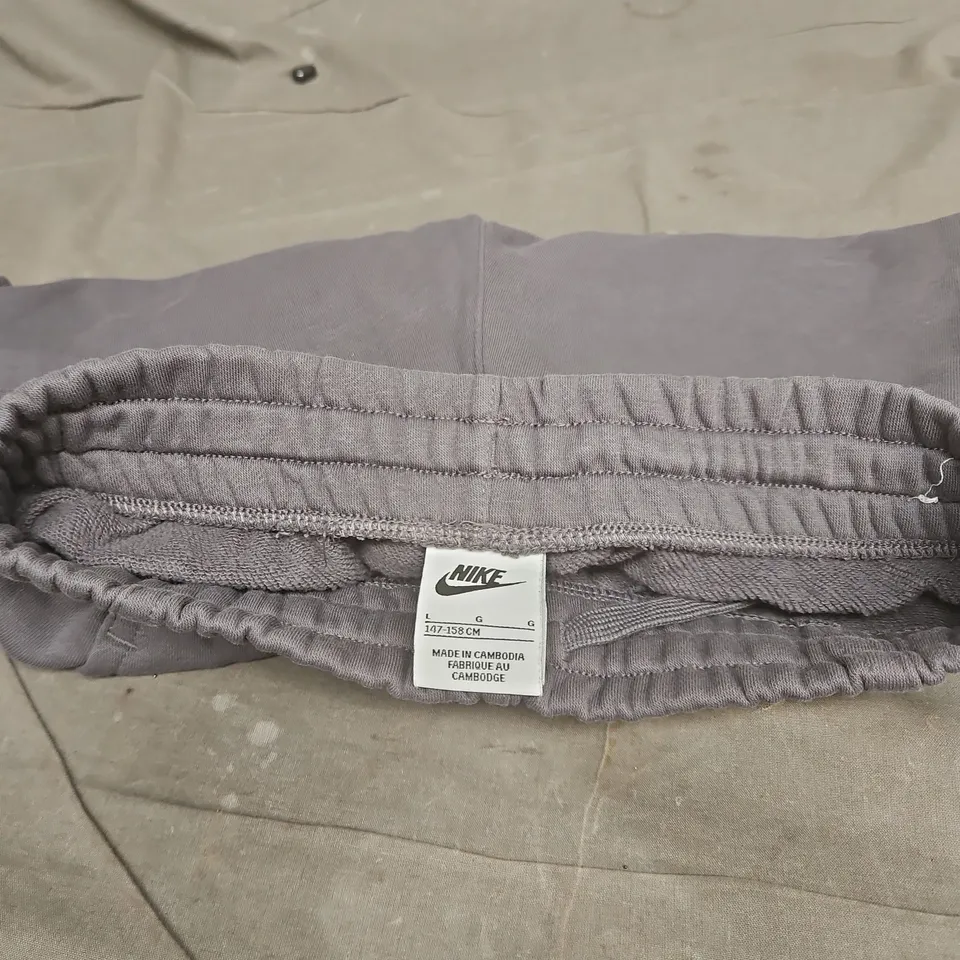 NIKE GREY SHORTS LARGE 147 - 158CM