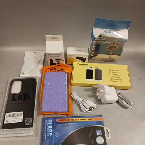 APPROXIMATELY 30 ASSORTED SMARTPHONE ACCESSORIES TO INCLUDE PROTECTIVE CASES, CHARGING CABLES, SCREEN PROTECTORS ETC