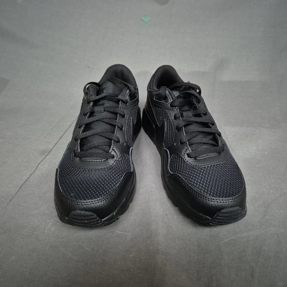 BOXED PAIR OF NIKE AIR MAX SC TRAINERS IN BLACK - UK SIZE 3.5