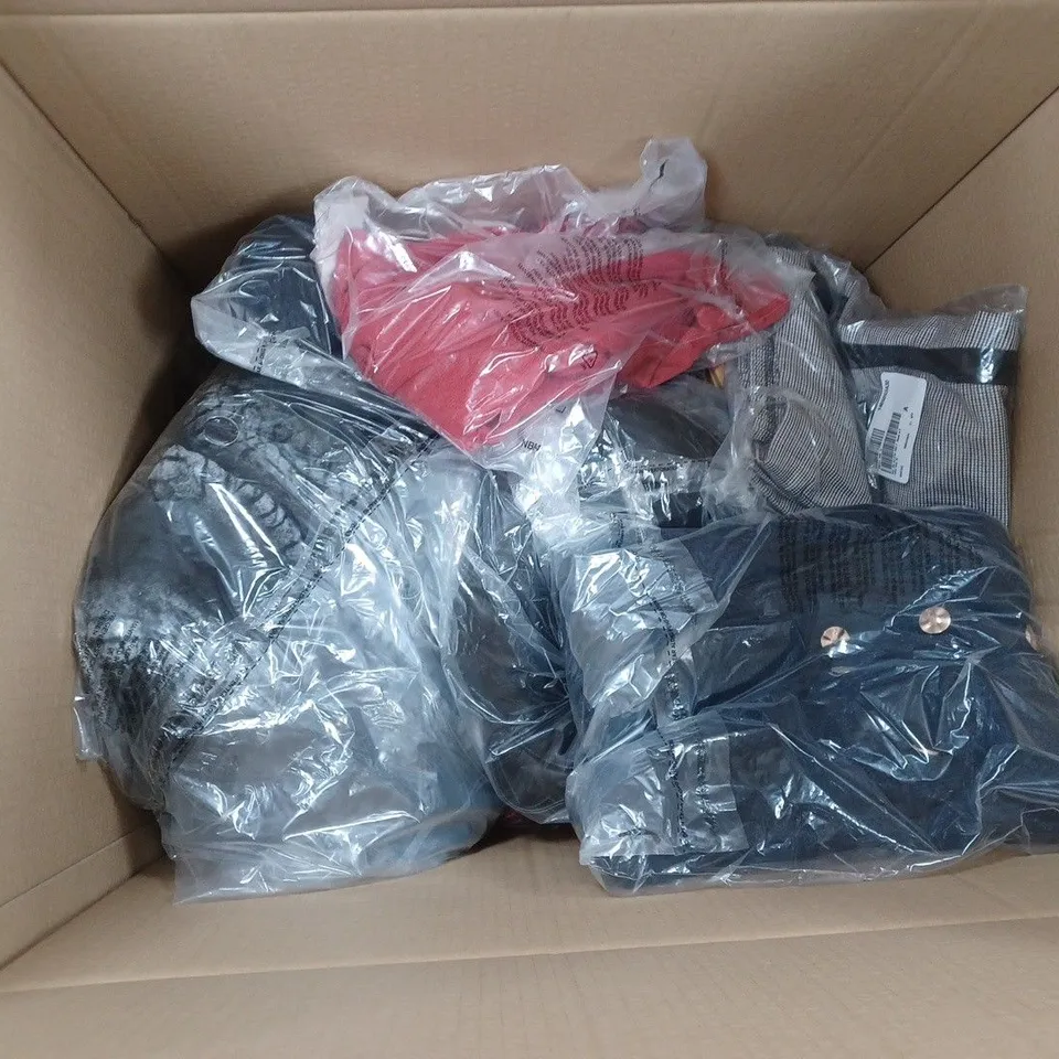 APPROXIMATELY 10 ASSORTED LCOTHINGITEMS TO INCLUDE PJS, TROUSER, SHIRTS, ETC