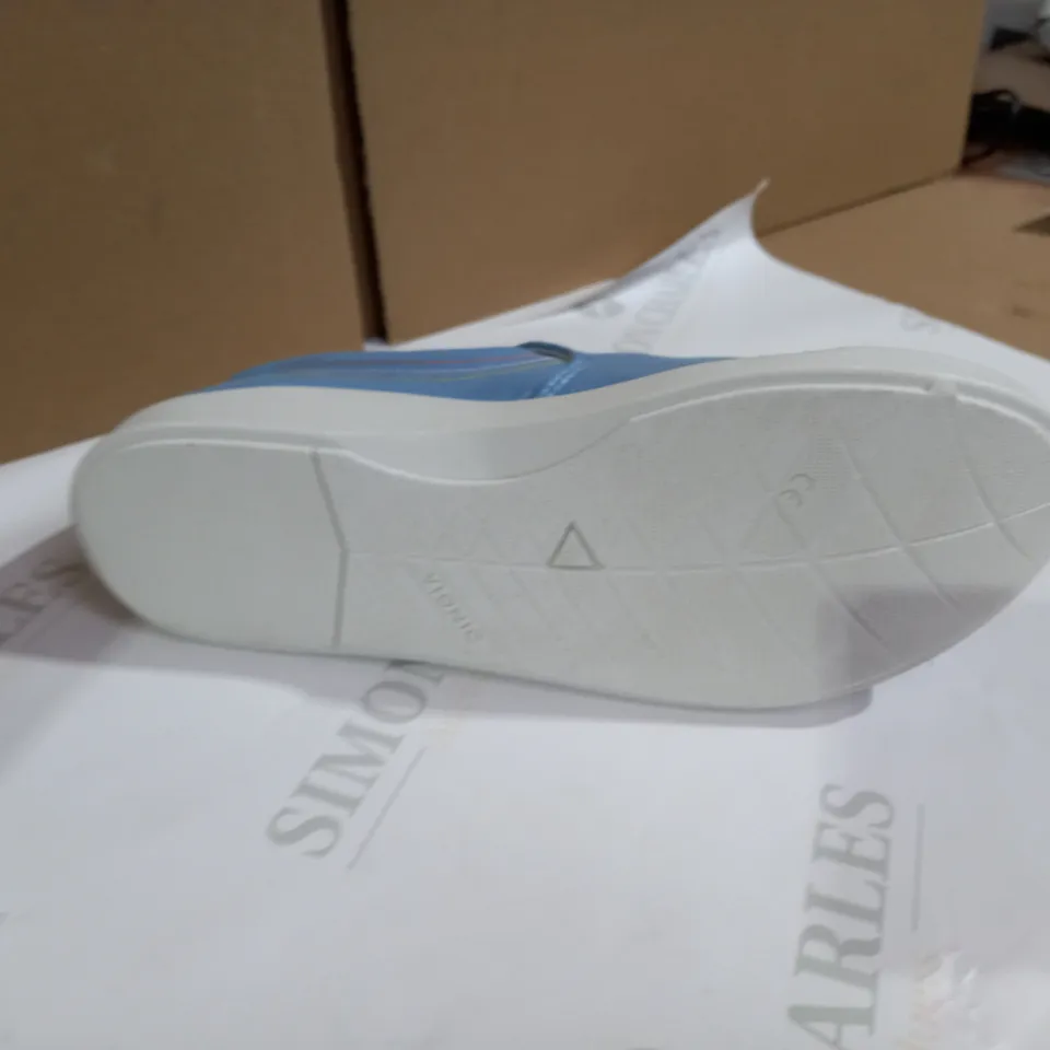 VIONIC BLUE PUMPS SIZE 5.5