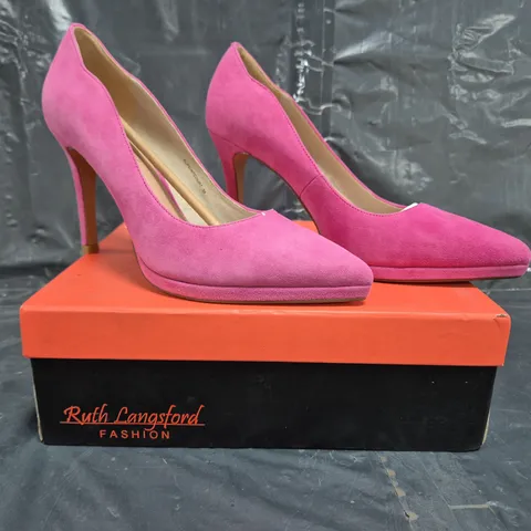 BOXED PAIR OF RUTH LANGSFORD COURT SHOES IN PINK SUEDE SIZE 6