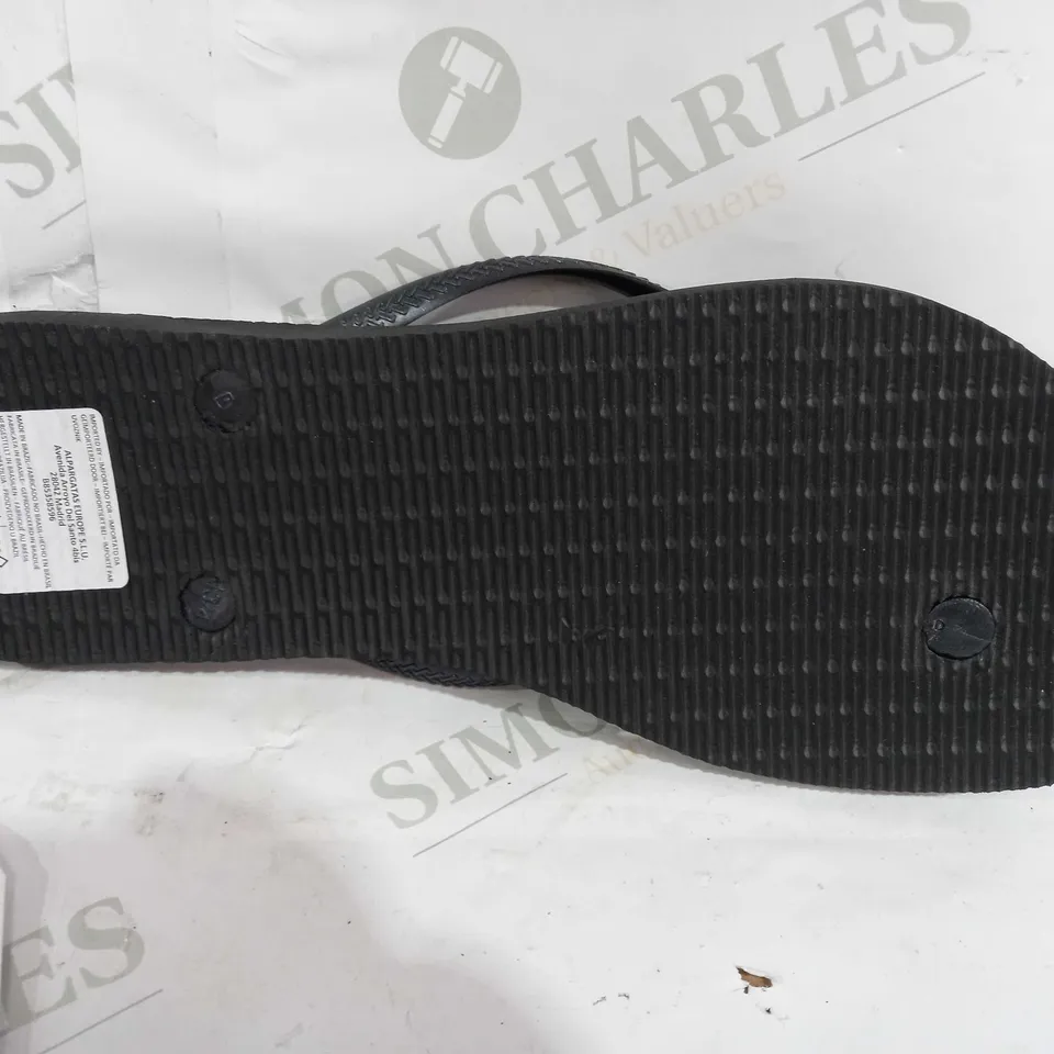 PAIR OF HAVAIANAS SLIM T-STRAP BLACK SANDALS - EU 43-44