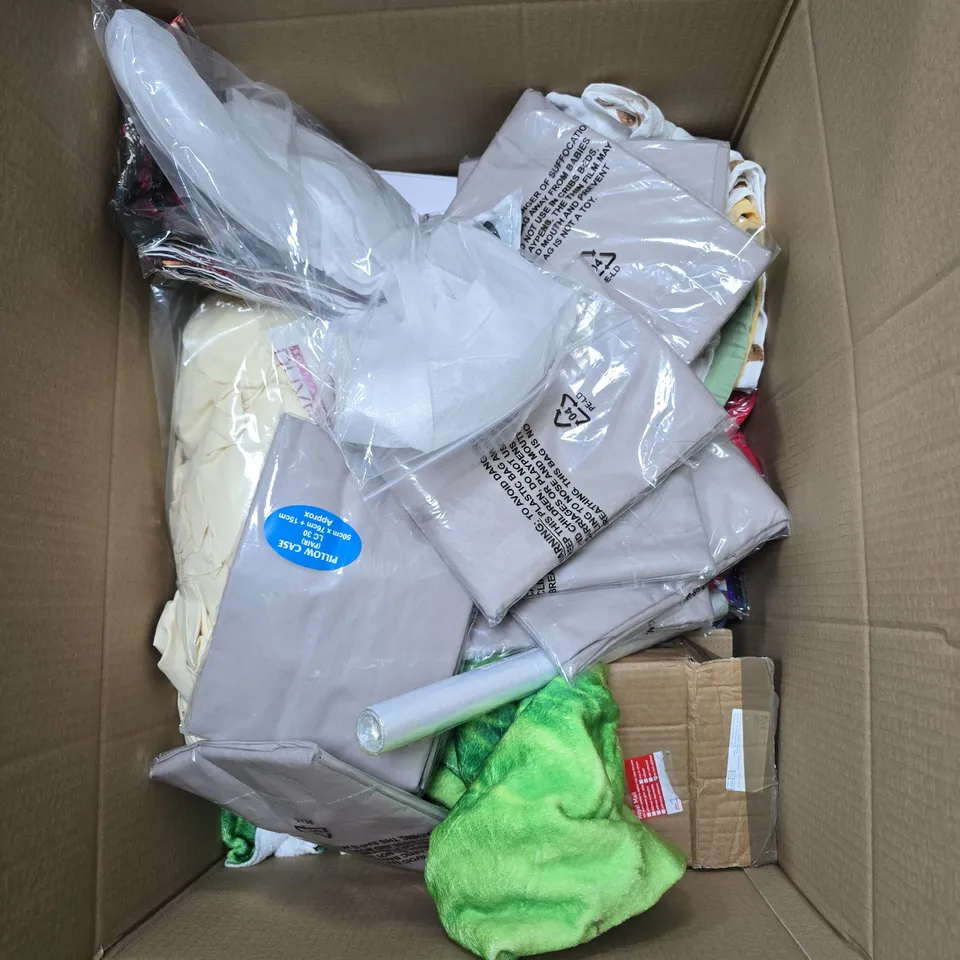 APPROXIMATELY 20 ASSORTED HOUSEHOLD ITEMS TO INCLUDE PILLOW CASES, WALLPAPER, FOLIAGE DECORATION, STUFFED TOY ETC