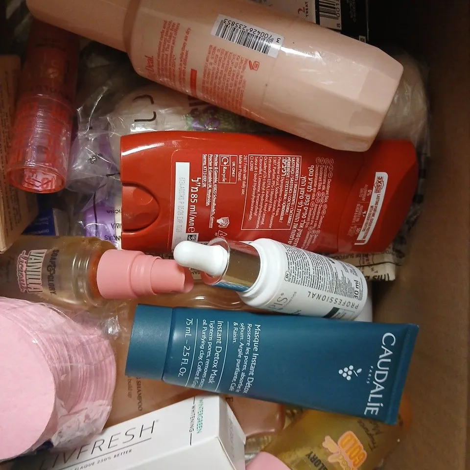 APPROX 12 ASSORTED BEAUTY PRODUCTS TO INCLUDE OLAY BODY WASH, MERWAVE SHAMPOO, FCUK MIST, ETC 