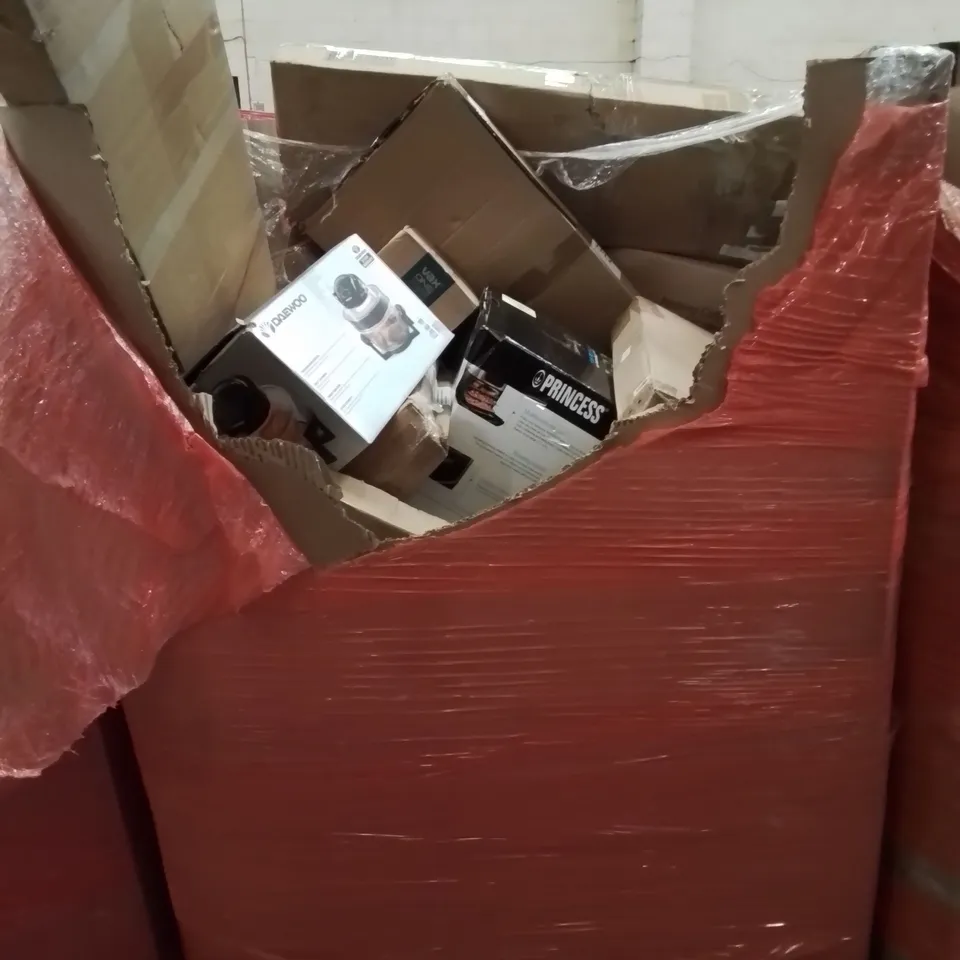 PALLET CONTAINING MIXED BOXED HOUSEHOLD ITEMS TO INCLUDE: VACUUM CLEANERS, AIR FRYERS, NEST OF COFFEE TABLES AND LOTS MORE UNMARKED BOXED ITEMS 