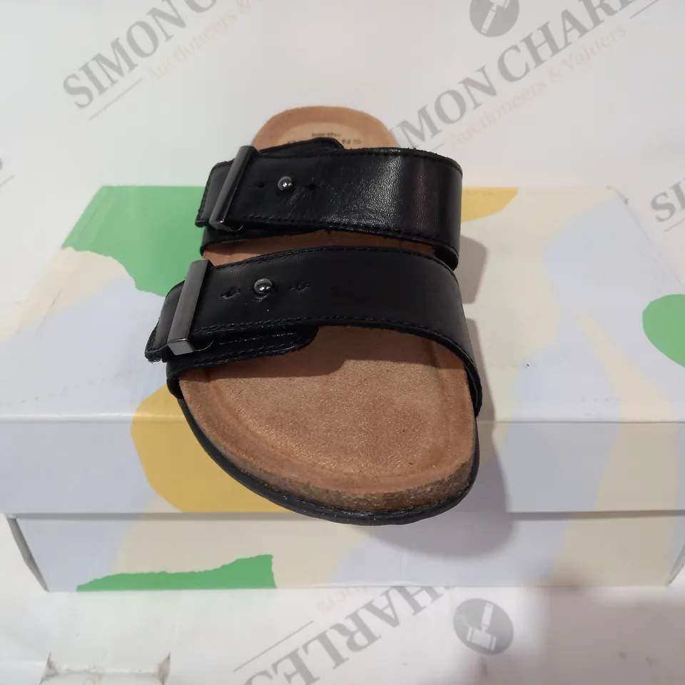 BOXED PAIR OF EARTH ORIGINS OPEN TOE SANDALS IN BLACK UK SIZE 4