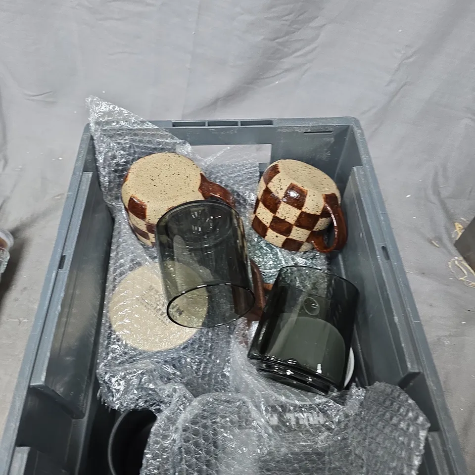 TOTE OF APPROXIMATELY 12 ASSORTED GLASS/CERAMIC ITEMS TO INCLUDE: MUG AND GLASS BOTTLE 