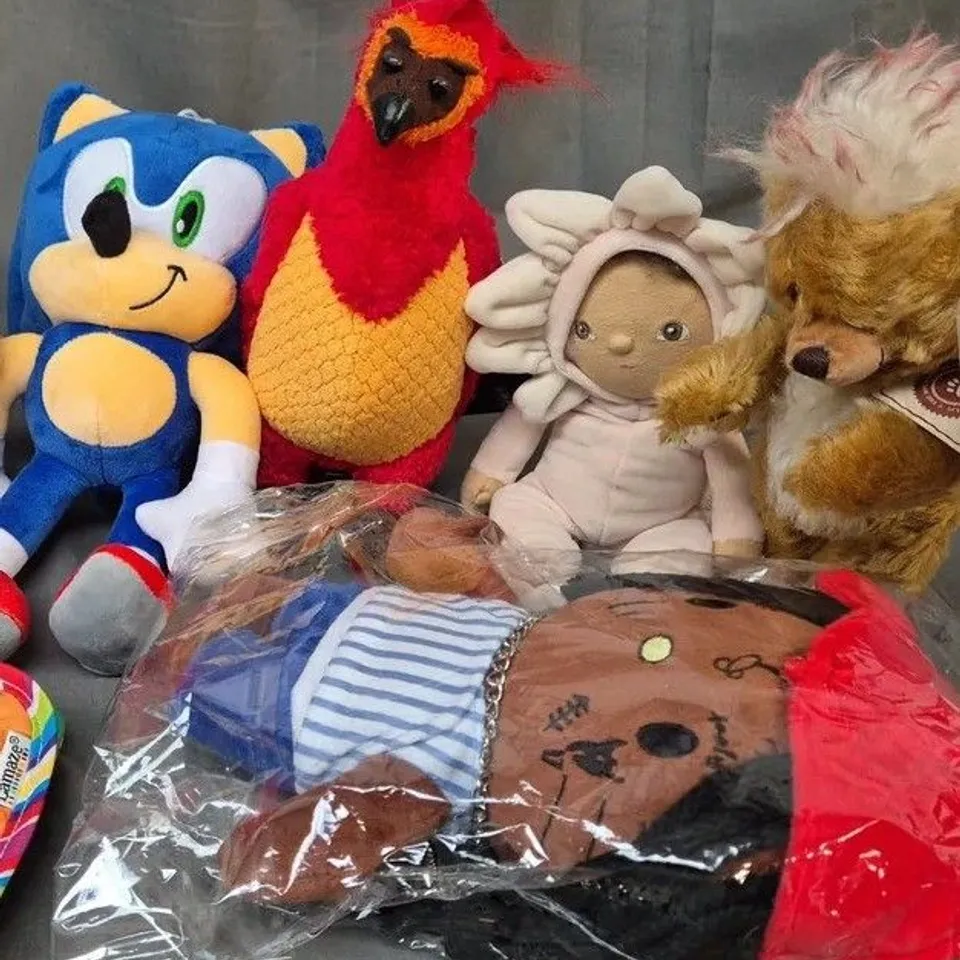 APPROXIMATELY 10 SOFT PLUSH TOYS TO INCLUDE HARRY POTTER THE NOBLE COLLECTION FAWKES, SONIC THE HEDGEHOG