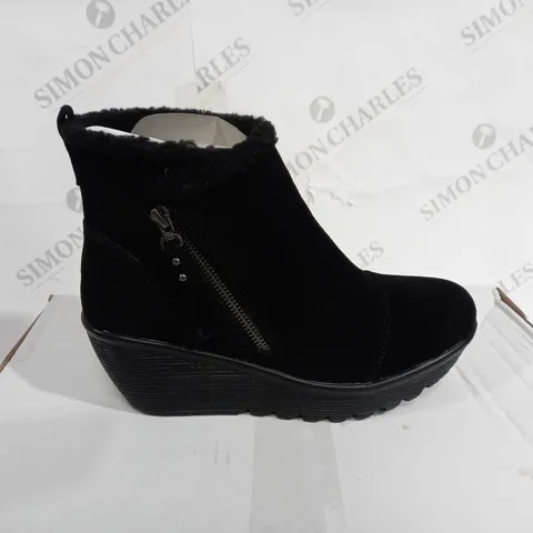 BOXED PAIR OF SKECHERS BLACK ZIP UP BLACK BOOTS SIZE 6