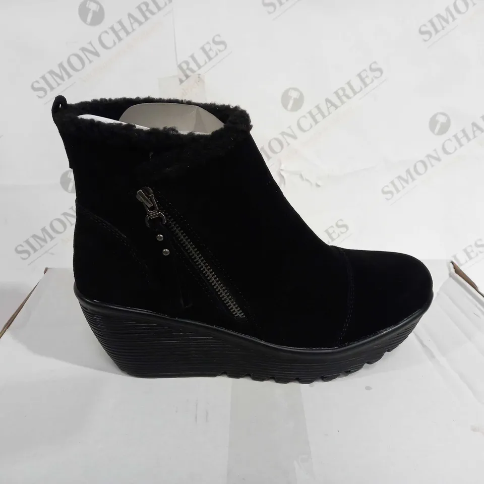BOXED PAIR OF SKECHERS BLACK ZIP UP BLACK BOOTS SIZE 6