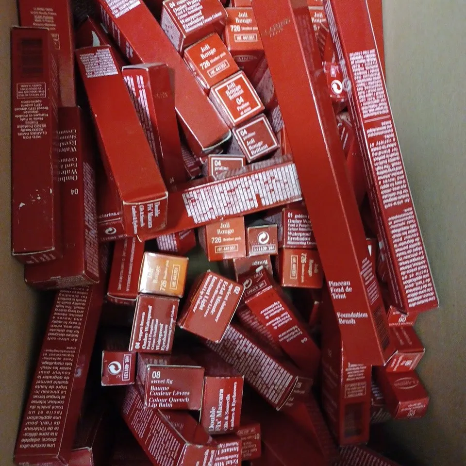 LOT OF APPROX 50 ASSORTED CLARINS PRODUCTS TO INCLUDE INSTANT LIGHT NATURAL PERFECTOR, MOISTURIZING LIPSTICK 726, WATERPROOF EYESHADOW COLOUR, ETC