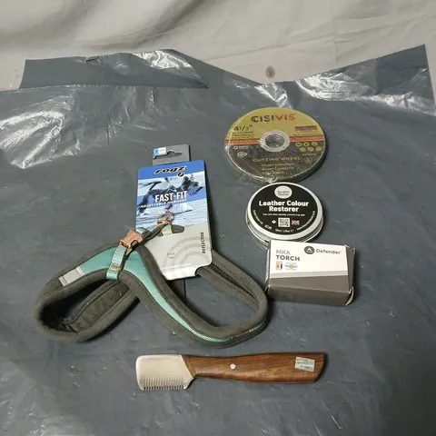 APPROXIMATELY 20 ASSORTED ITEMS TO INCLUDE ADJUSTABLE HARNESS, MKA TORCH, LEATHER COLOUR RESTORER, CISIVIS CUTTING WHEEL, PET GROOMING TOOL ETC