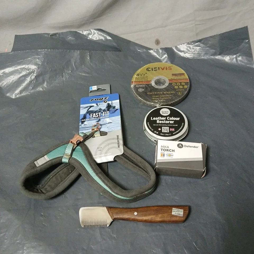 APPROXIMATELY 20 ASSORTED ITEMS TO INCLUDE ADJUSTABLE HARNESS, MKA TORCH, LEATHER COLOUR RESTORER, CISIVIS CUTTING WHEEL, PET GROOMING TOOL ETC