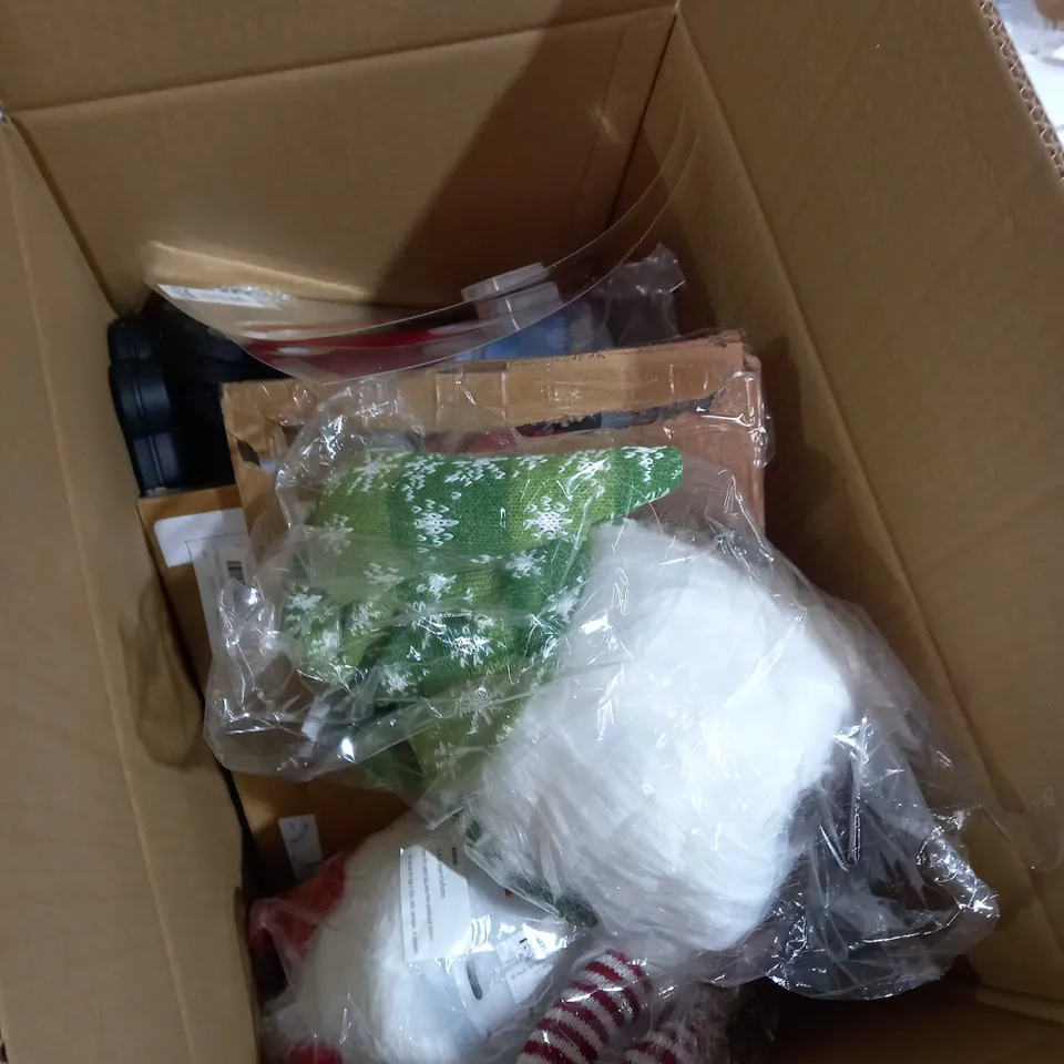 BOX OF APPROXIMATELY 5 ASSORTED ITEMS TO INCLUDE PAW GARDEN LIGHTS, SANTA PICTURES, ELF TOYS ETC