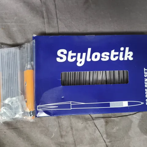 APPROXIMATELY 10 ASSORTED HOUSEHOLD ITEMS TO INCLUDE PEN SET, ETC