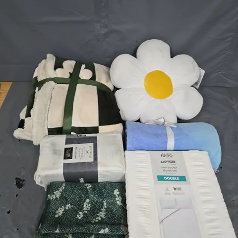 BOX OF APPROX 12 ASSORTED DUVET SETS, PILLOWS AND TOWELS