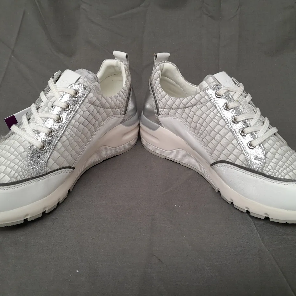 BOXED PAIR OF STRESSLESS BY LOTUS SANFORD SHOES IN WHITE/METALLIC SILVER UK SIZE 6