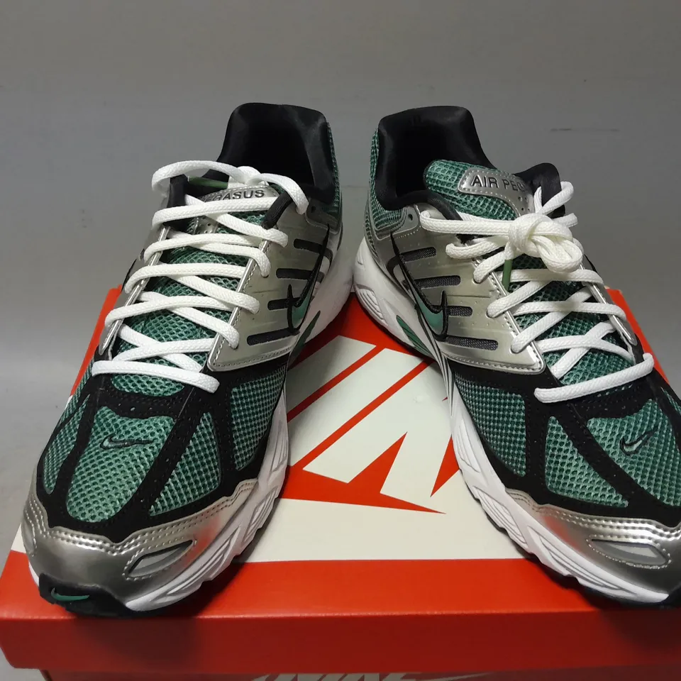 BOXED PAIR OF NIKE AIR PEGASUS 2005 TRAINERS IN GREEN/SILVER - UK 9